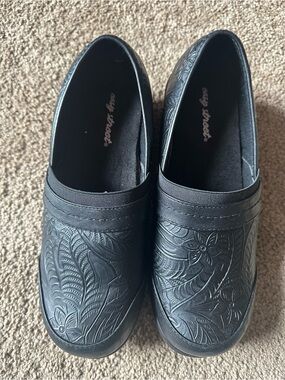 Easy Street Origin Embossed Slip on Clogssize 9 1/2